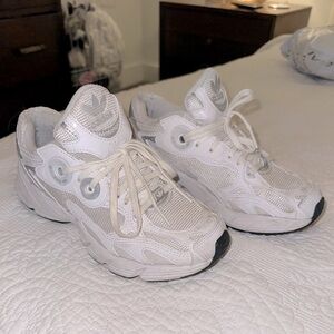 Adidas Astir size 6! VERY lightly used, I’ll de-scuff them before I ship!